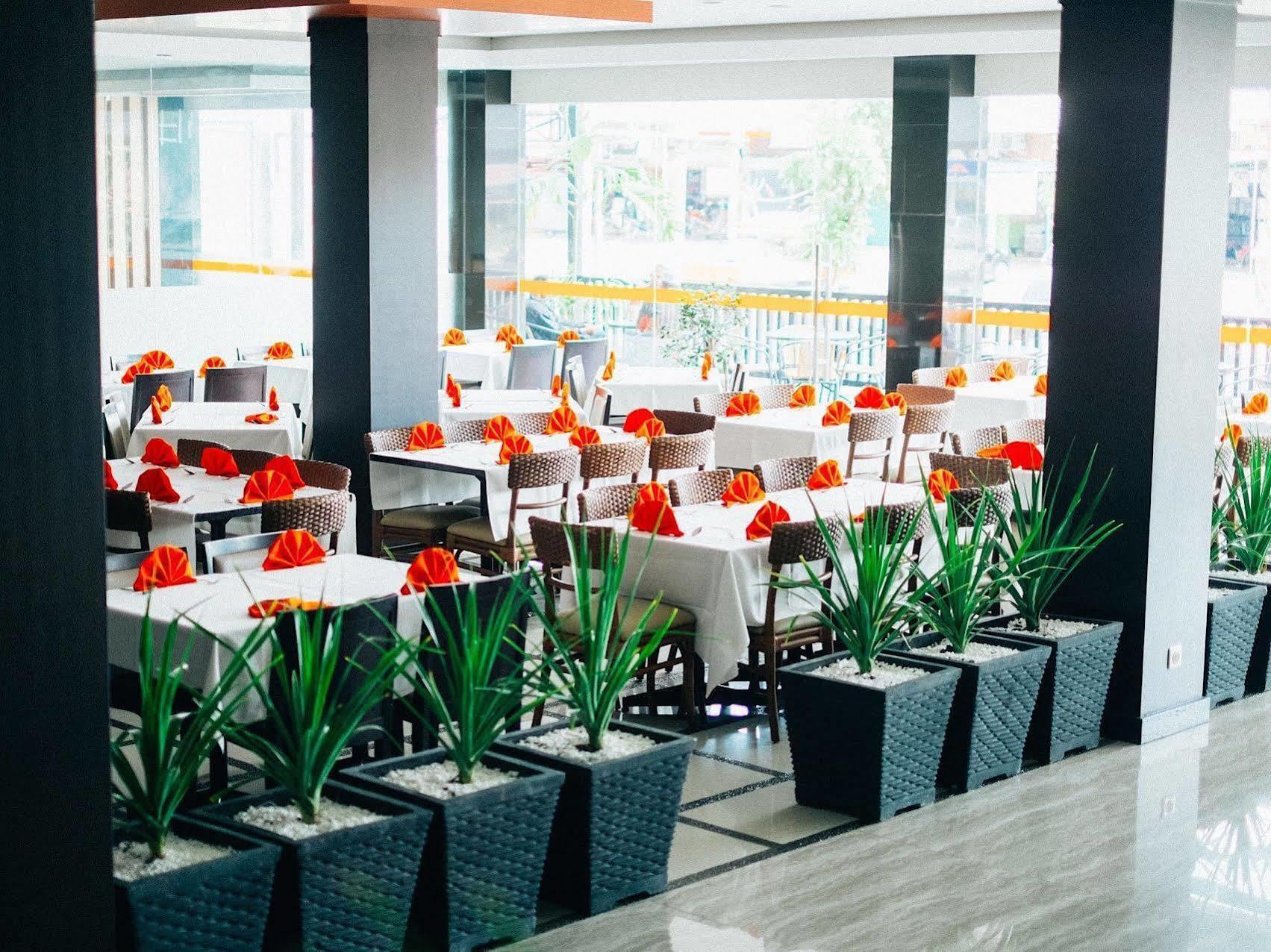 Alpha Hotel Pekanbaru Eksteriør billede